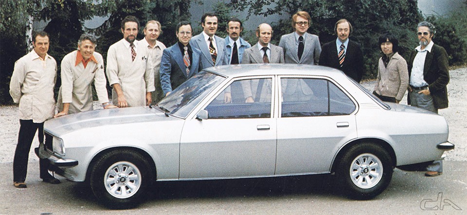 Opel Ascona-B Het Ascona Design team. Van links naar rechts: H. Spickerij, G. Coldewey, A. Schwab, T. Afgunst, E. Haast je, H. Paegelow, A. Holsheimer, W. Bickelhaupt, JF Venet, G.A. Gallion, T. Aoto en H. Kroth